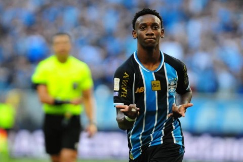 Grêmio vence o Coritiba e encerra jejum no Brasileirão