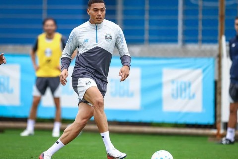 Grêmio quita pendências com Carlos Vinícius