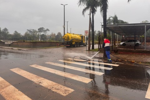Lajeado começa limpar ruas atingidas na enchente