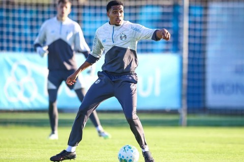 Wallace destaca “torcida maravilhosa” e acolhimento do “grupo forte” do Grêmio