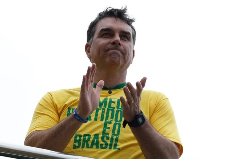 Aliados confirmam que Flávio Bolsonaro deixou o Brasil, diz CNN