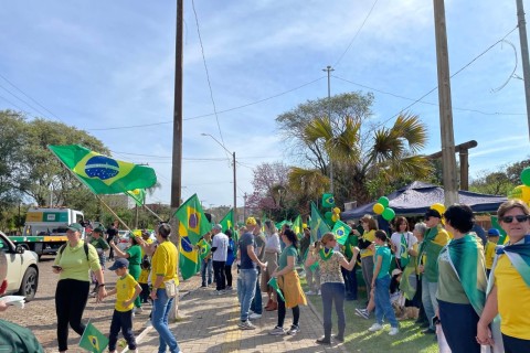 Manifestação critica rumos da política no país