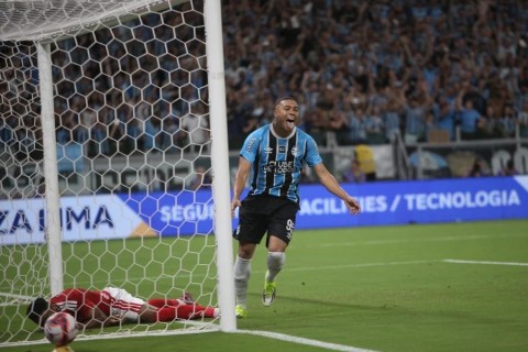 Grêmio inicia negociação para renovar com Carlos Vinícius