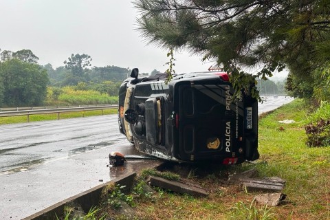 Viatura da Polícia Penal capota na BR-386, em Estrela, e deixa prisioneiro ferido