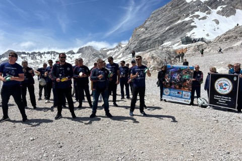 Grupos Folclóricos de Estrela se apresentam em meio a neve, no Zugspitze