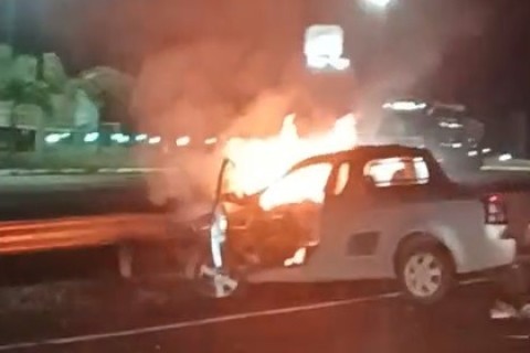 Veículo incendeia após acidente de trânsito na BR-386, em Fazenda Vilanova
