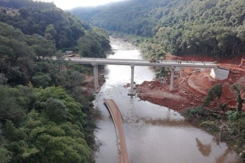 Quase três anos depois de ser levada pelas águas, ponte que liga Arvorezinha a Guaporé será inaugurada neste domingo (31)