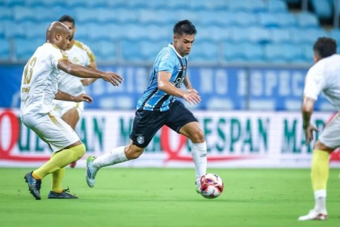 Grêmio negocia empréstimo de Aravena para clube dos Estados Unidos