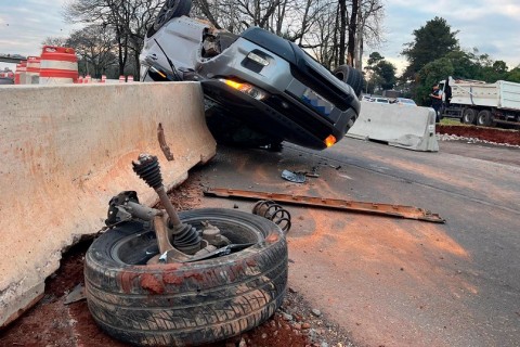 Veículo capota e complica o trânsito na BR-386, em Lajeado