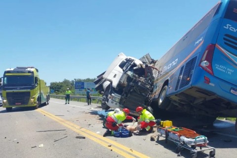 Colisão entre carreta e ônibus deixa mortos na BR 116 em Pelotas