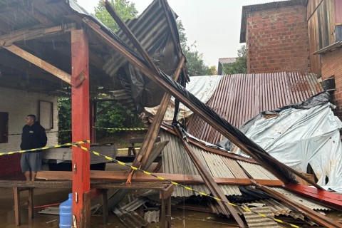 Família do Bairro Conservas que teve parte da residência danificada com a chuva deixa o imóvel e receberá aluguel social