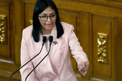 Trump ameaça nova líder da Venezuela, que tem apoio dos militares