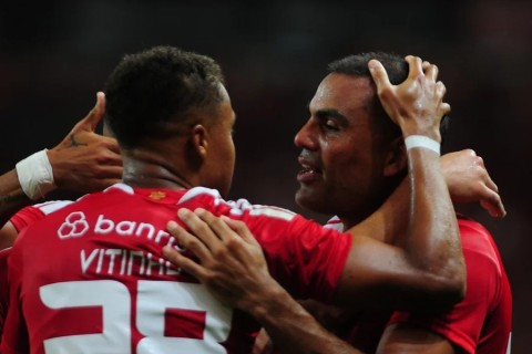 Inter vence a Chapecoense e sai da zona de rebaixamento do Brasileirão