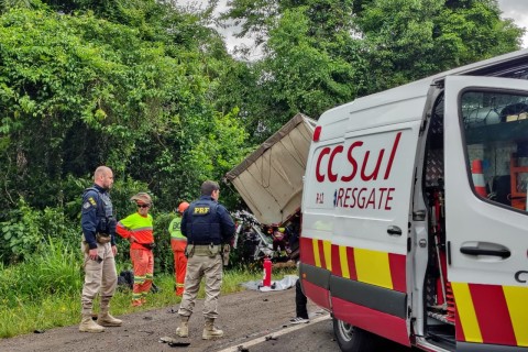 Acidente na BR-386 deixa um morto e dois feridos presos às ferragens
