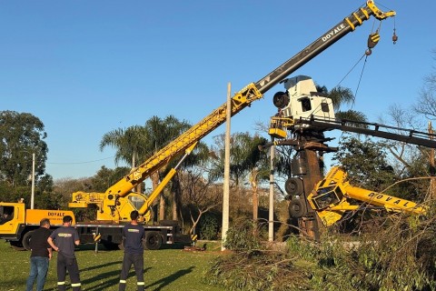 Caminhão-guincho empina e fica em pé após tentar arrancar árvore no Parque dos Dick, em Lajeado
