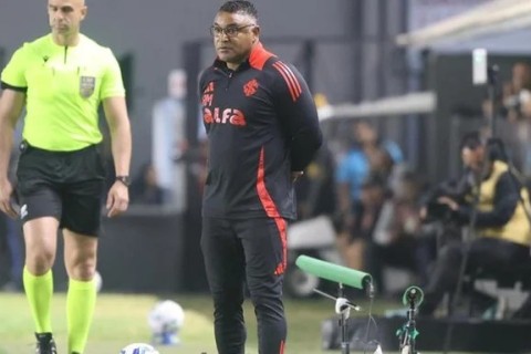 Roger Machado comemora vitória e salto na tabela do Campeonato Brasileiro