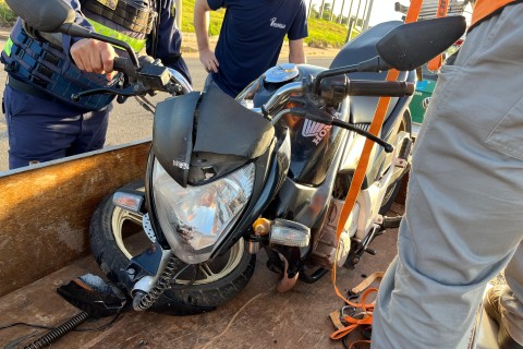 Sol ofusca visão de motociclista que bate na traseira de carro no Bairro Hidráulica, em Lajeado