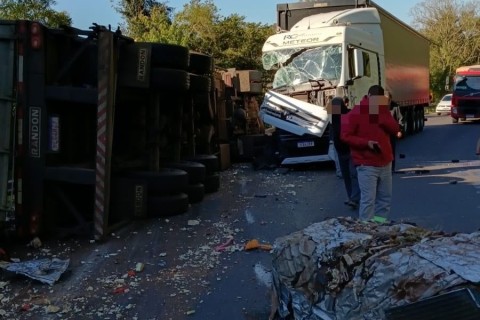 Problema mecânico em carreta pode ter provocado grave acidente na BR-386, em Pouso Novo