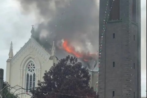 Incêndio atinge igreja da Matriz de Flores da Cunha