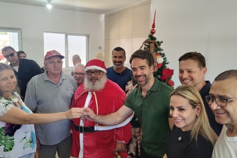 Governador entrega mais casas e conhece Encanta Hub