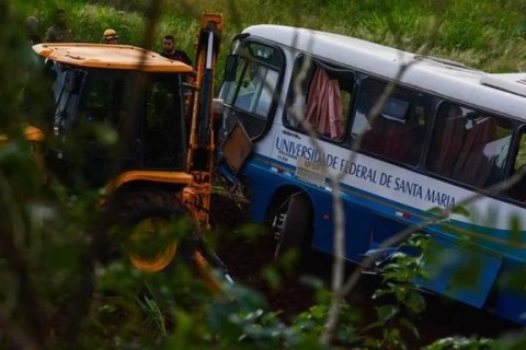 Polícia indicia três pessoas por acidente com ônibus da UFSM que deixou sete mortos