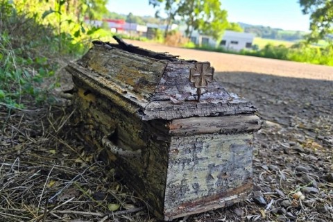 Caixão de criança é encontrado às margens de estrada em Passo Fundo