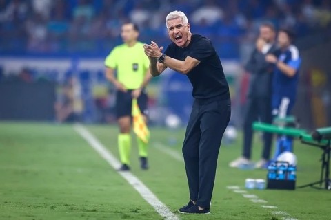 Grêmio aguarda “mudança” de Luís Castro sem organização para resistir na defesa e para criar no ataque