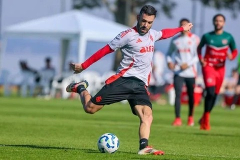 Roger deve experimentar um Inter mais defensivo contra o Palmeiras