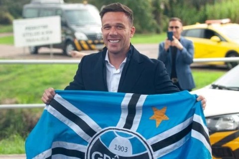 Grêmio anuncia o retorno de Arthur, que diz: “Bati o pé para voltar”