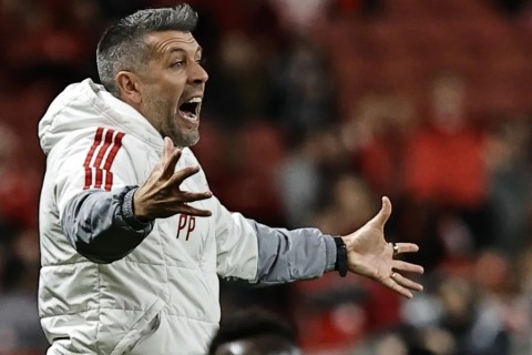 Pezzolano explica opção por zagueiro como centroavante no final do jogo: “Ele tem um bom jogo aéreo"