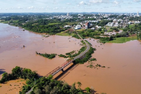 Primavera começa em meio à enchente no Vale