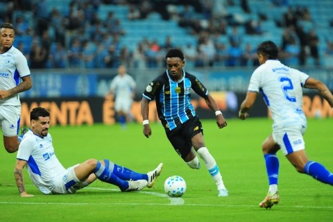 Mudança de Luís Castro abre espaço para Gabriel Mec no Grêmio