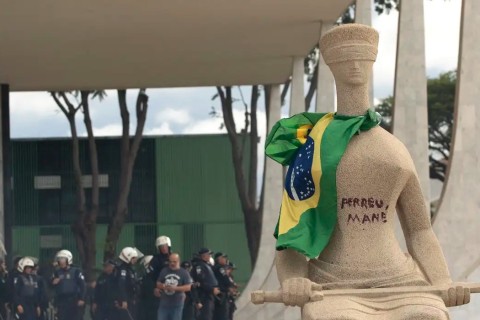 Moraes nega recurso e mantém condenação de 14 anos para cabeleireira que pichou “perdeu mané” em estátua da Justiça
