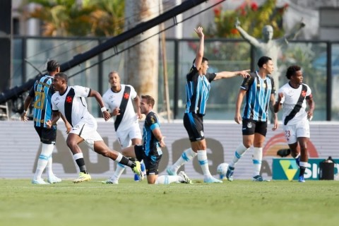 Grêmio comete erros defensivos e perde para o Vasco de Renato no Brasileirão