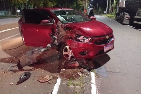 Condutor sai ferido após colisão contra caminhão estacionado, no Bairro Moinhos em Lajeado