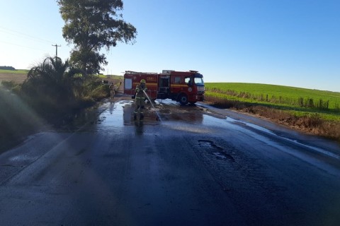 Após acidentes, bombeiros retiram gelo na ERS-332, em Soledade