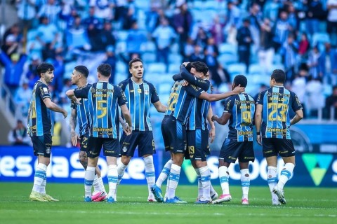 Vestiário do Grêmio: dez bandeiras e vários idiomas a se comunicarem
