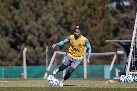 Mano Menezes obrigado a dar um passo atrás na frente da zaga do Grêmio