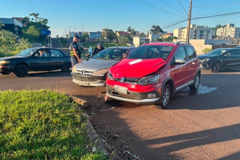 Acidente resulta em danos materiais e lentidão na Benjamin Constant, em Lajeado