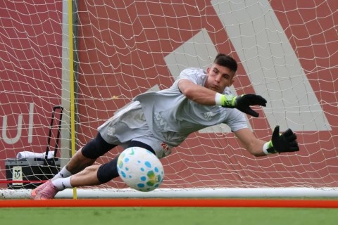 Rochet volta aos treinos e pode reforçar o Inter contra o Corinthians