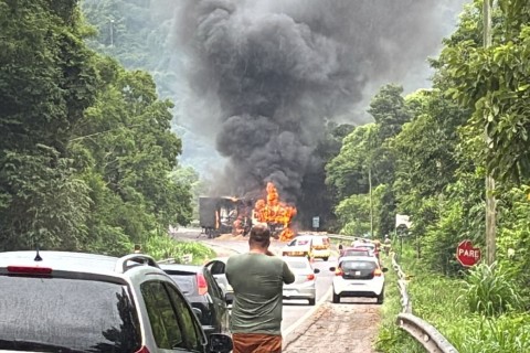 Homem morre carbonizado após caminhão e carro pegarem fogo em acidente na BR-386, em Marques de Souza