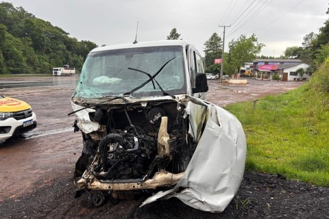 Van colide contra caminhão na BR-386, em Fazenda Vilanova