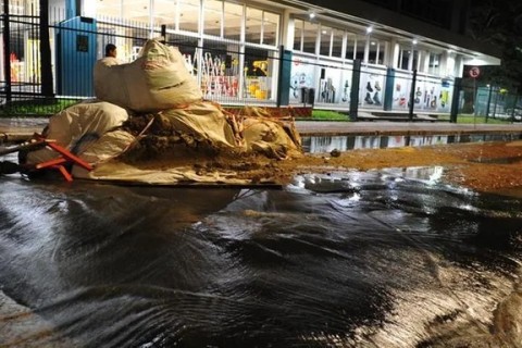 Guaíba transborda no Cais Navegantes e continua a subir em Porto Alegre