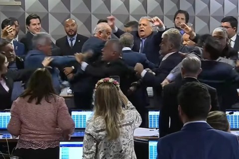 CPMI do INSS aprova quebra de sigilos de Lulinha e Master e sessão é interrompida com briga