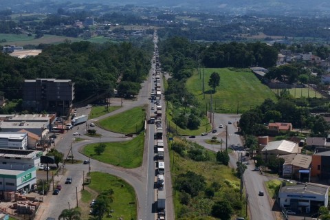 Sequência de obras na ERS-130 gera cerca de 6 km de lentidão entre Lajeado e Arroio do Meio