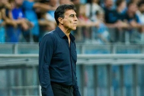 Quinteros lamenta "golpe muito duro" no início do jogo e trata pressão como natural no Grêmio