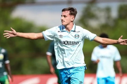 Grêmio promove volante cobiçado pelo Flamengo ao elenco profissional