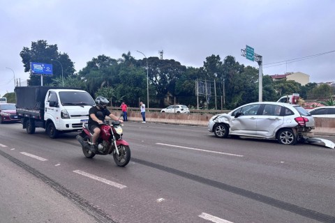 Carro de aplicativo rodopia na pista e bate em mureta após colisão com caminhão na BR-386, em Lajeado