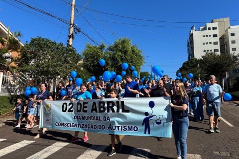 Centenas de pessoas participam da caminhada do autismo promovida pela Apae de Lajeado