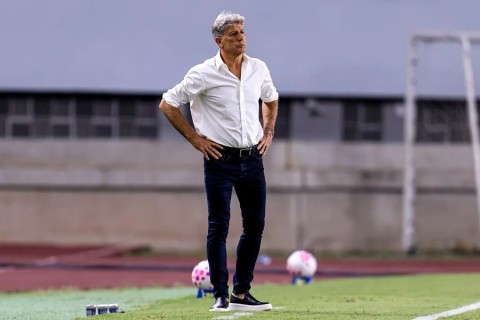 Renato lamenta chances perdidas no empate do Grêmio e cutuca Luís Castro: “É muita coisa para corrigir”